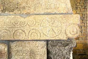 Wizygotyckie rzeźby w kaplicy São Pedro de Balsemão, Sé, Lamego, Portugalia ok. 599 (granit)